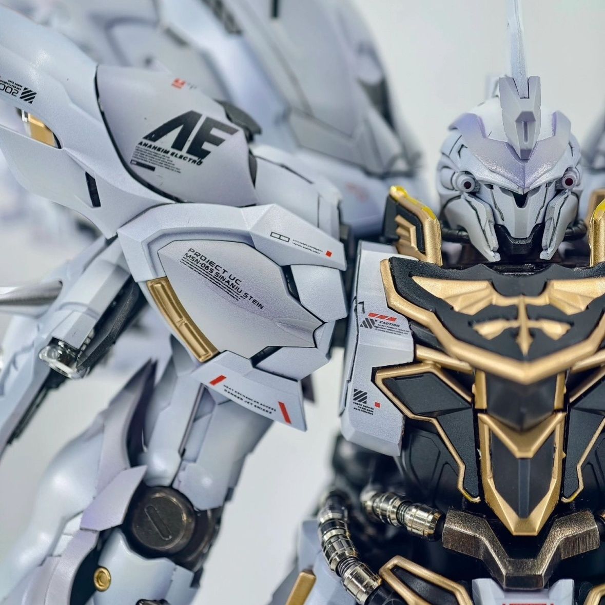 MSN-06S Sinanju White Wolf (Takumi Studio Ver.) 1/100 Scale Model Kit | Comet Technology | 1/100